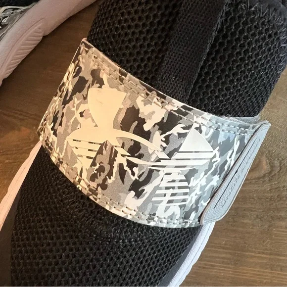 UNDER ARMOUR Boys Camo Velcro Sneaker Size 1 - Picture 3 of 6